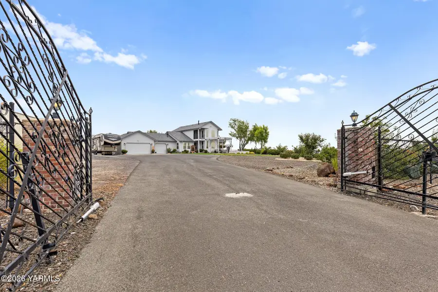 511 Saint Hilaire, Yakima, WA 98901 - #3
