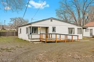 301 Sinclair Ave, Naches, WA 98937 - #1