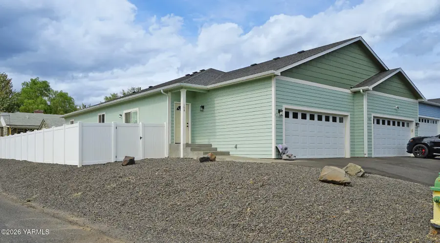 108 N 44th, Yakima, WA 98908 - #2