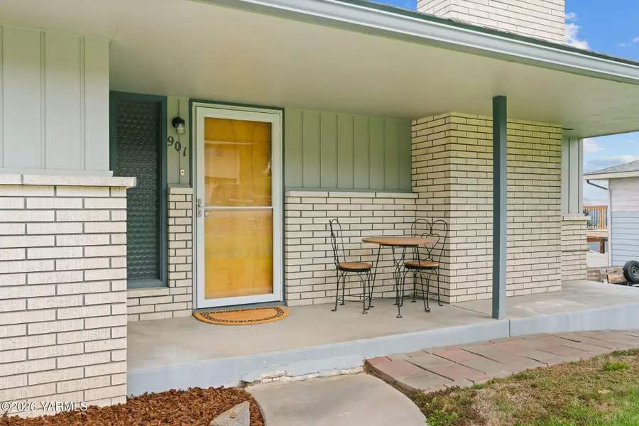 901 Riverview, Selah, WA 98942 - #2