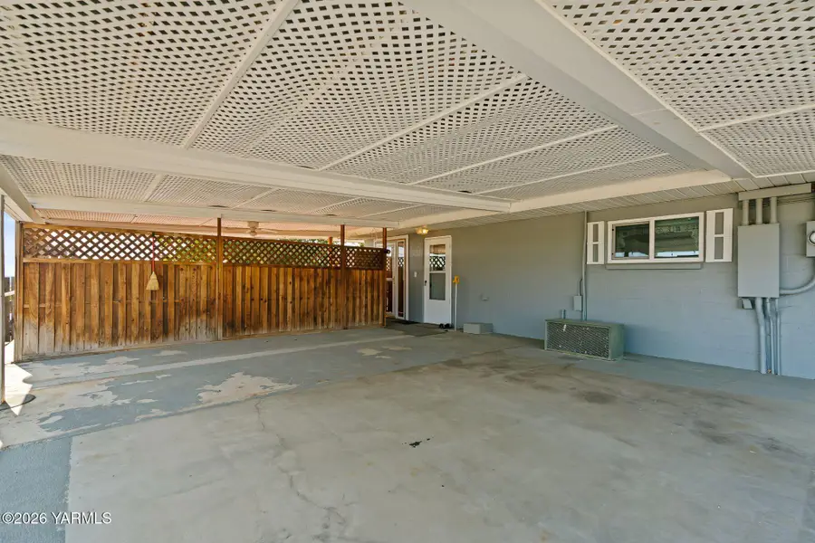 3690 Konnowac Pass, Wapato, WA 98951 - #3