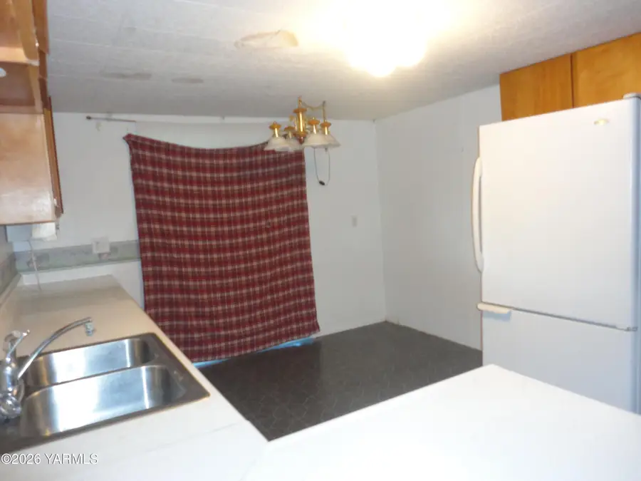 513-1/2 Newland, Tieton, WA 98947 - #3