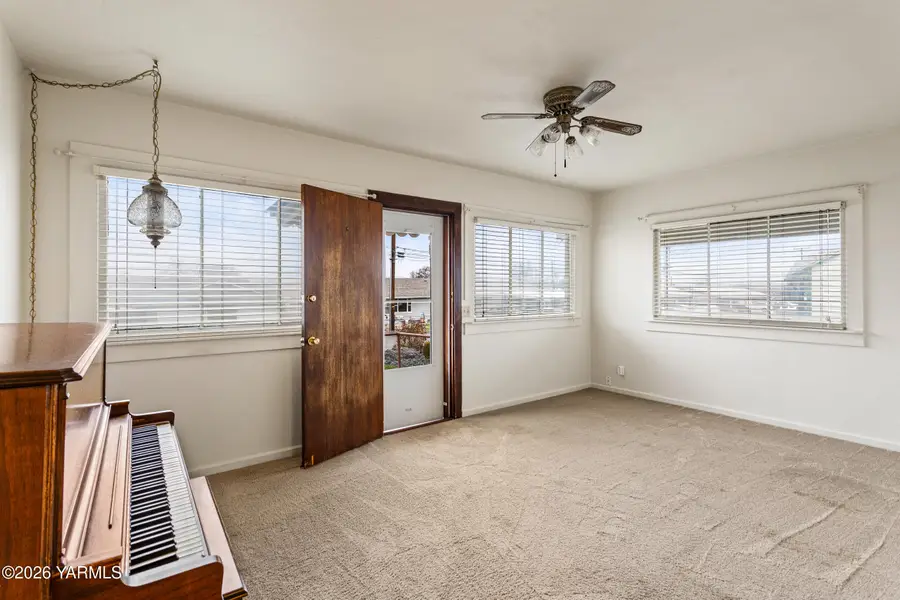 408 Pleasant Ave, Selah, WA 98942 - #3