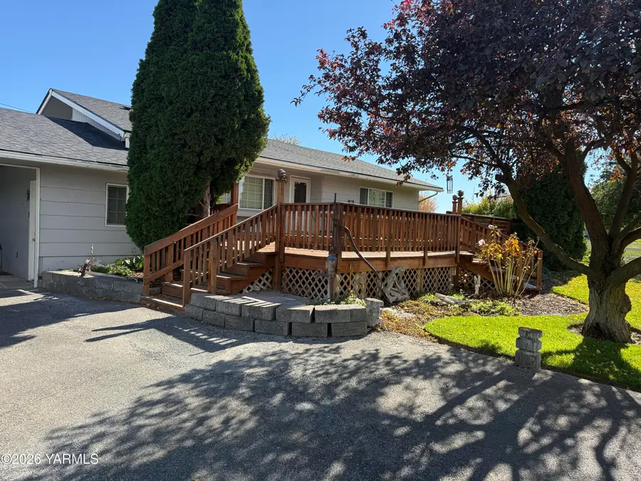 2561 Selah Loop, Selah, WA 98942 - #2