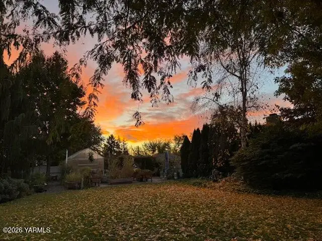 502 Avenue H, Grandview, WA 98930 - #3