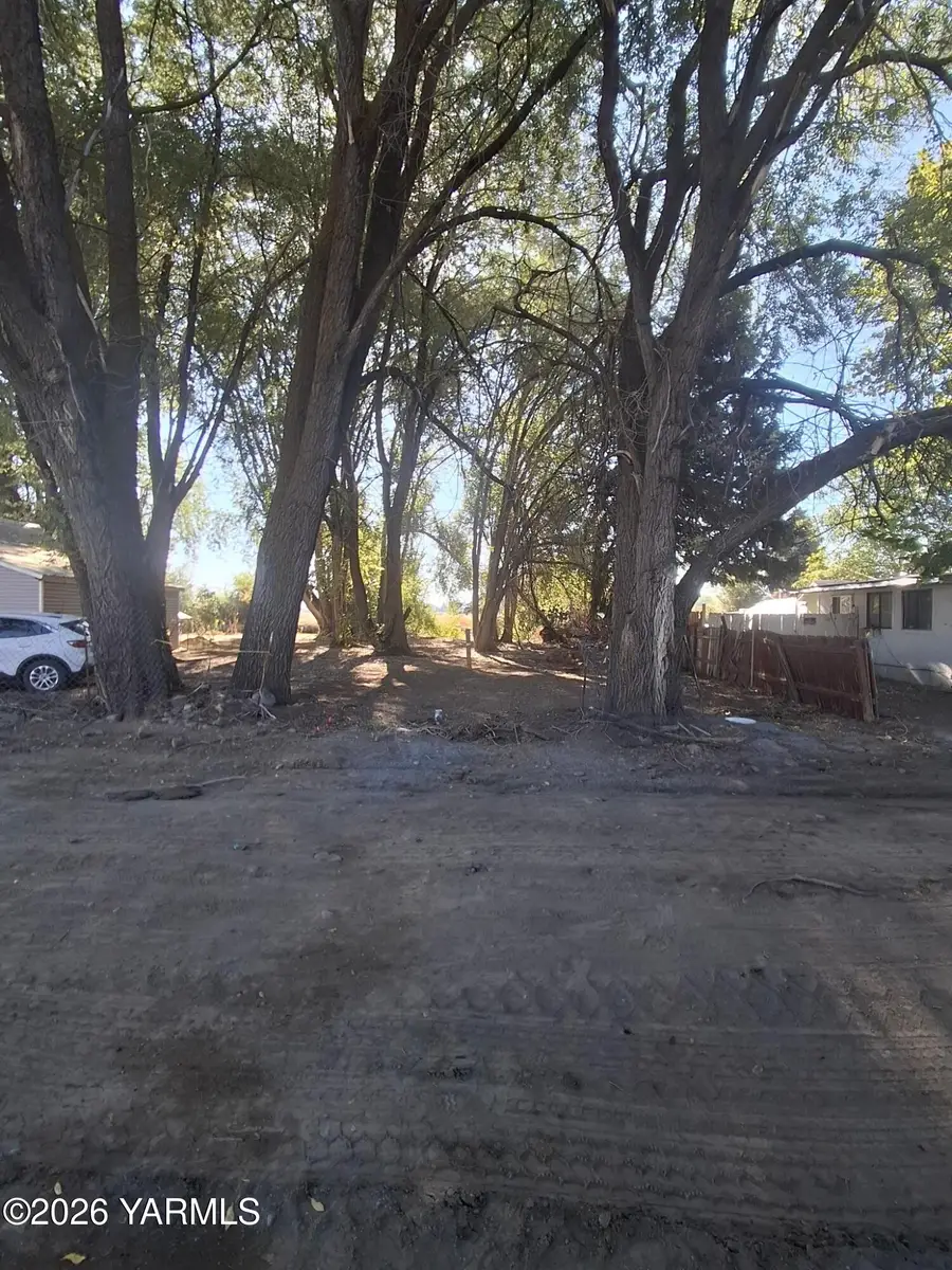 422 E Q, Yakima, WA 98901 - #3