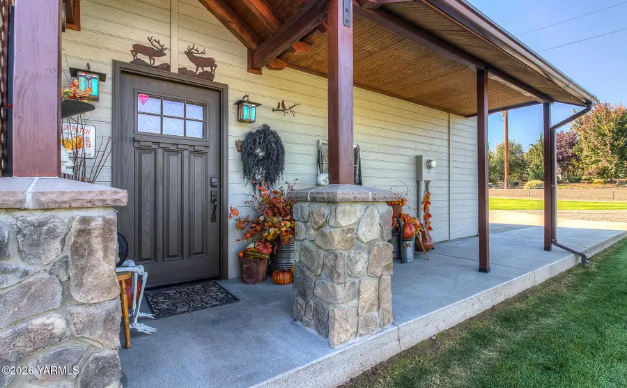 401 Mapleway, Selah, WA 98942 - #2