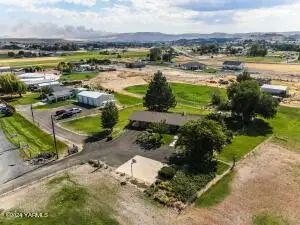 1390 Gibson Rd, Selah, WA 98942