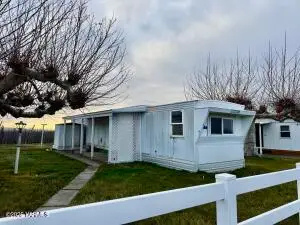 141 Carolinda Ln #Unit I, Wapato, WA 98951