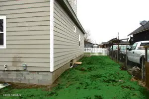 208 N Alder St, Toppenish, WA 98948 - #3