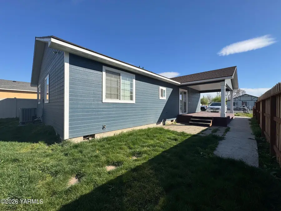 611 Mathew St, Granger, WA 98932 - #3