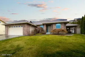 1206 W Yakima Ave, Selah, WA 98942 - #2