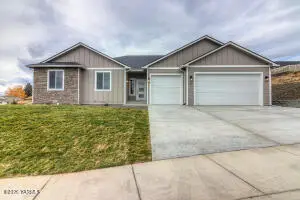 402 N 90th Ave, Yakima, WA 98908