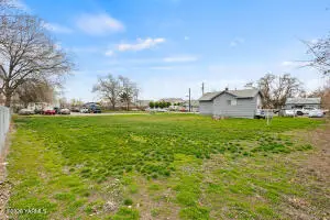 1105 E Chestnut Ave, Yakima, WA 98901 - #3