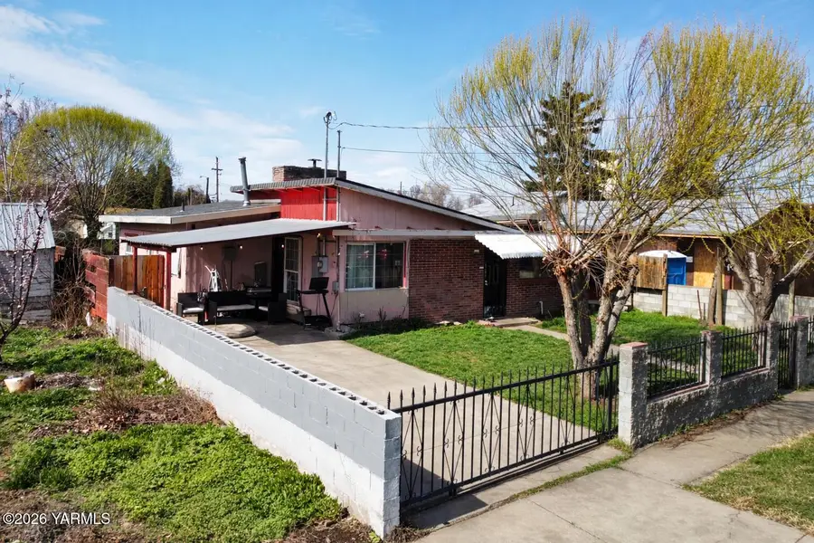 203 N Hawthorne St, Toppenish, WA 98948 - #2