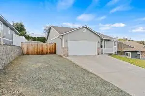 906 Crestview Dr, Selah, WA 98942 - #2