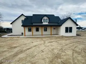 304 6th St, Zillah, WA 98953