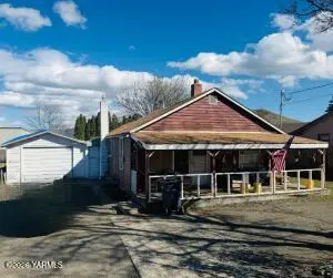513 S 3rd St, Selah, WA 98942