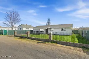 819 N 18th Ave, Yakima, WA 98902