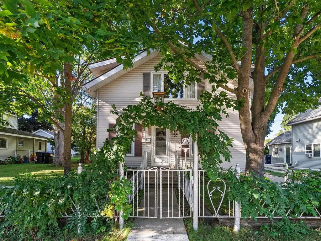 928 Quincy St, Sturgeon Bay, WI 54235 - #1