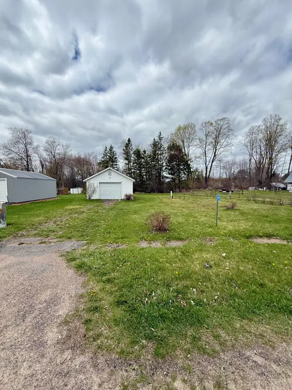 N11198 Minola St, Elcho, WI 54428