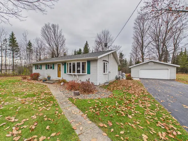 5221 Airport Ln, Laona, WI 54541