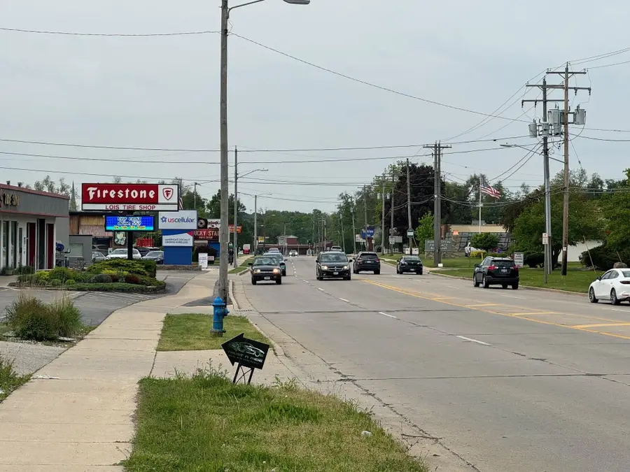 908 Terry Ln, Burlington, WI 53105 - Image #2