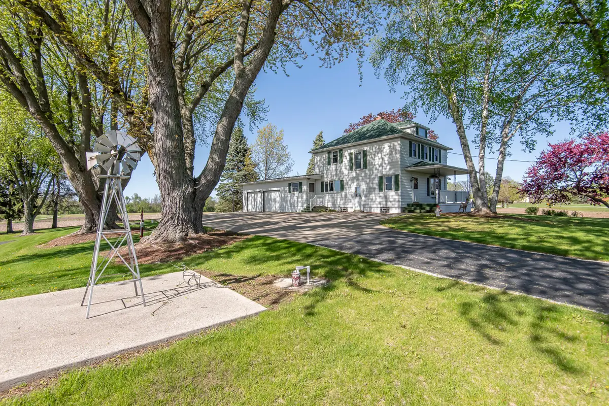 W1048 Concord Center Dr, Concord, WI 53178 - Image #1