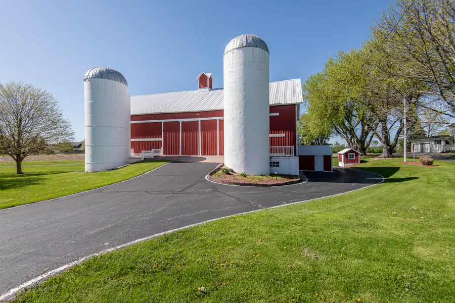 W1048 Concord Center Dr, Concord, WI 53178 - Image #3