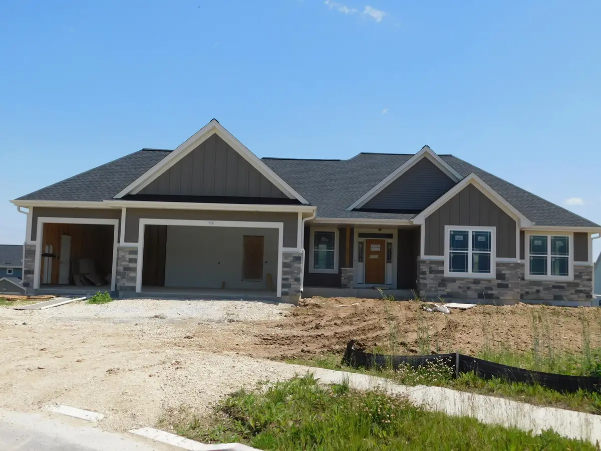 716 Hummingbird Ct, Grafton, WI 53024 - Image #1