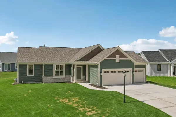 2707 Mapleton Ave, East Troy, WI 53120