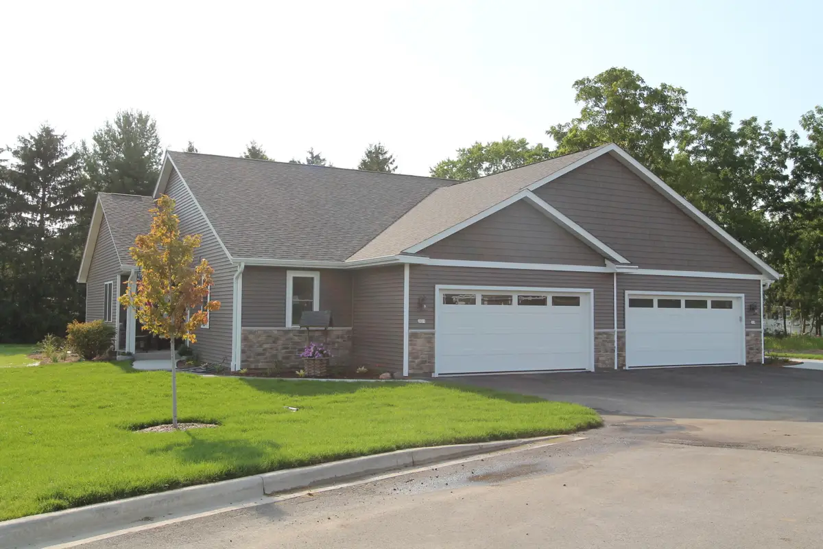 313 N Trailview Cir, Waterford, WI 53185 - Image #1