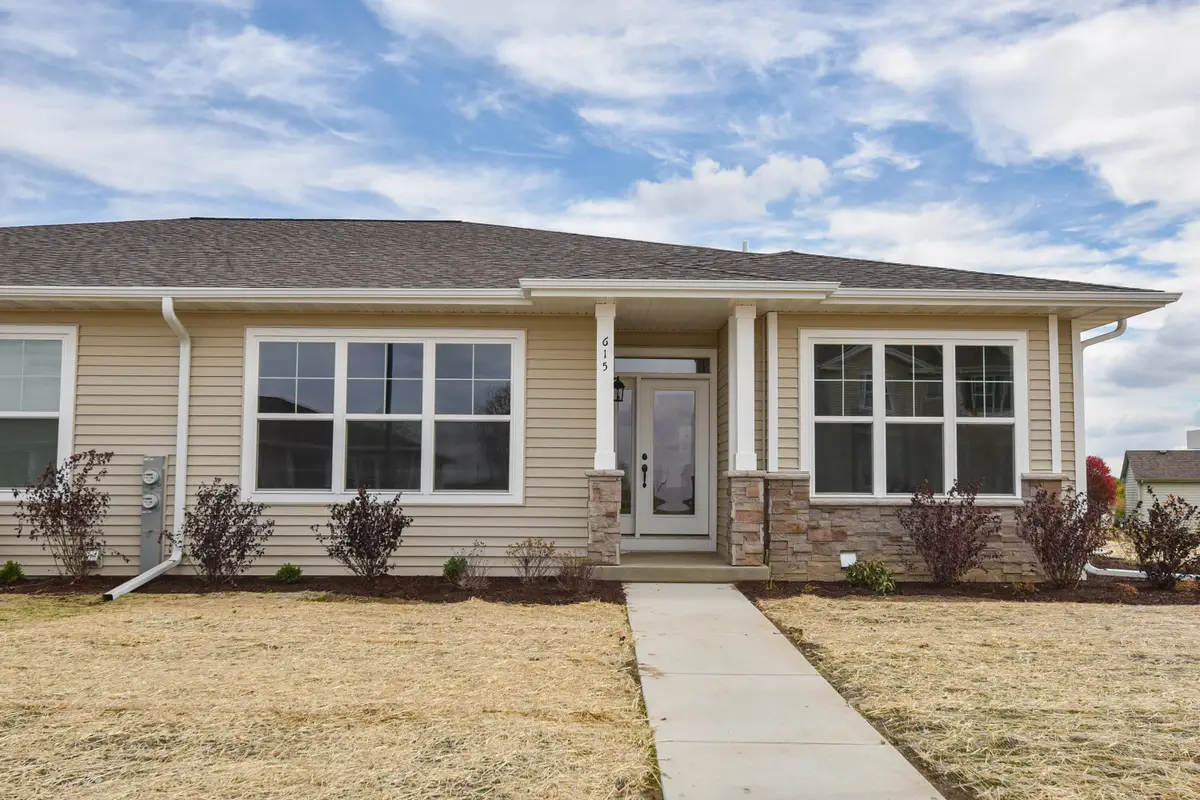 615 Hunter Oaks Blvd, Watertown, WI 53094 - Image #1