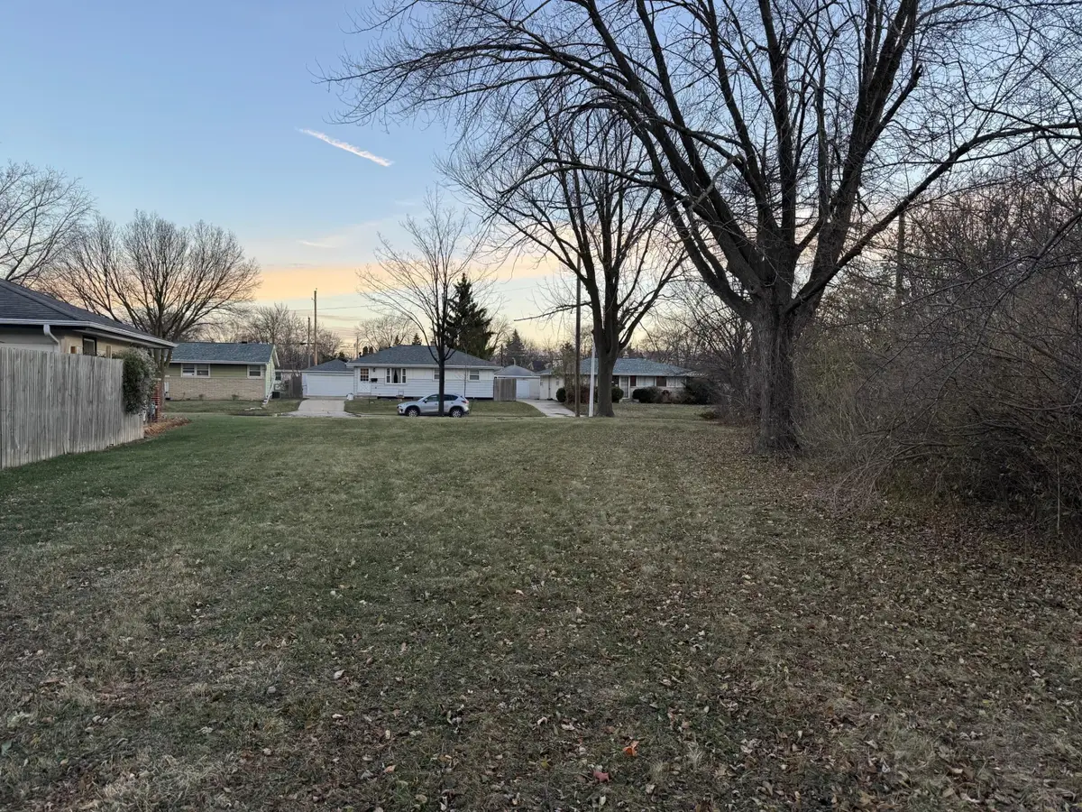 8272 W Daphne St, Milwaukee, WI 53223 - Image #1