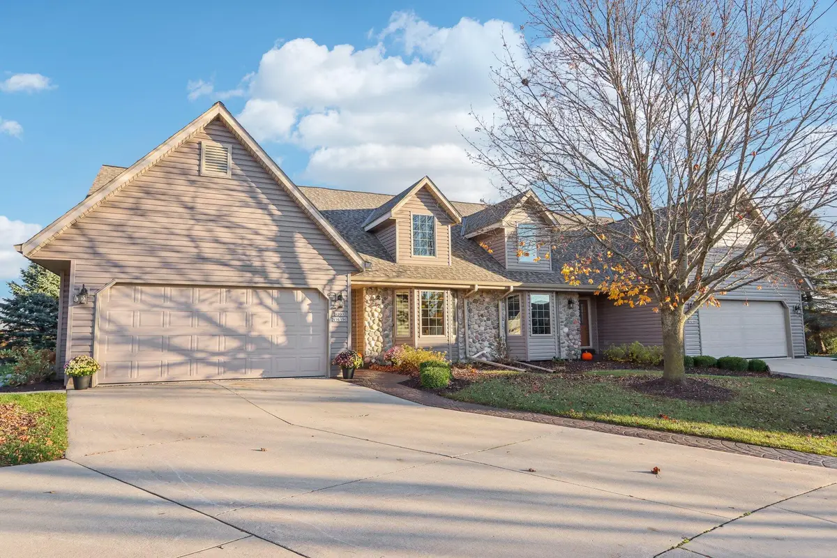 W203N16198 Pin Oak Cir, Jackson, WI 53037 - Image #1