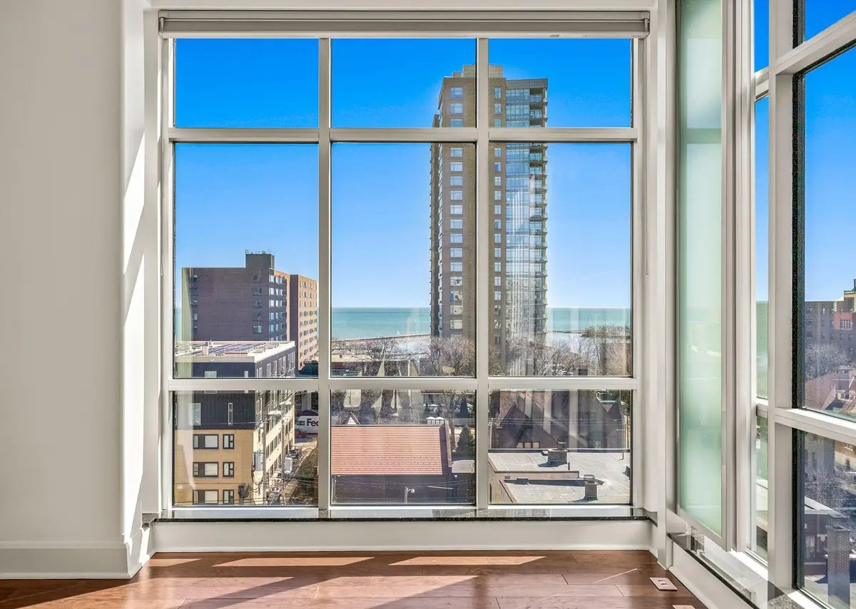 1550 E Royall Pl, Milwaukee, WI 53202 - Image #1