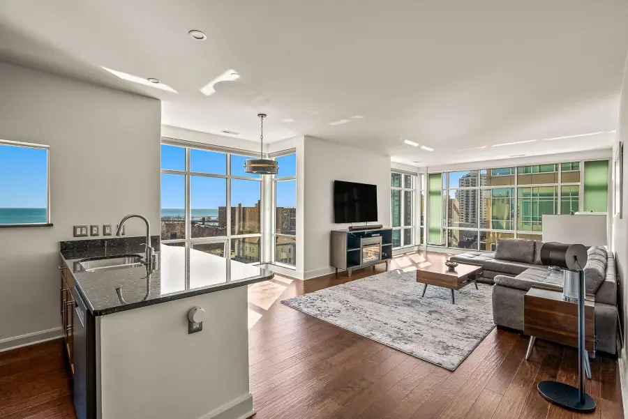 1550 E Royall Pl, Milwaukee, WI 53202 - Image #2