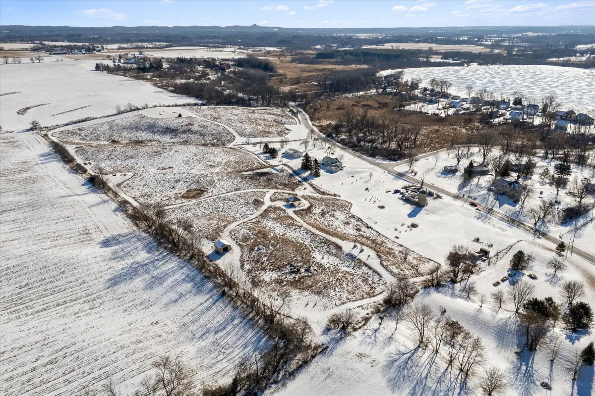 7542 W Waterford Rd, Hartford, WI 53027 - Image #1