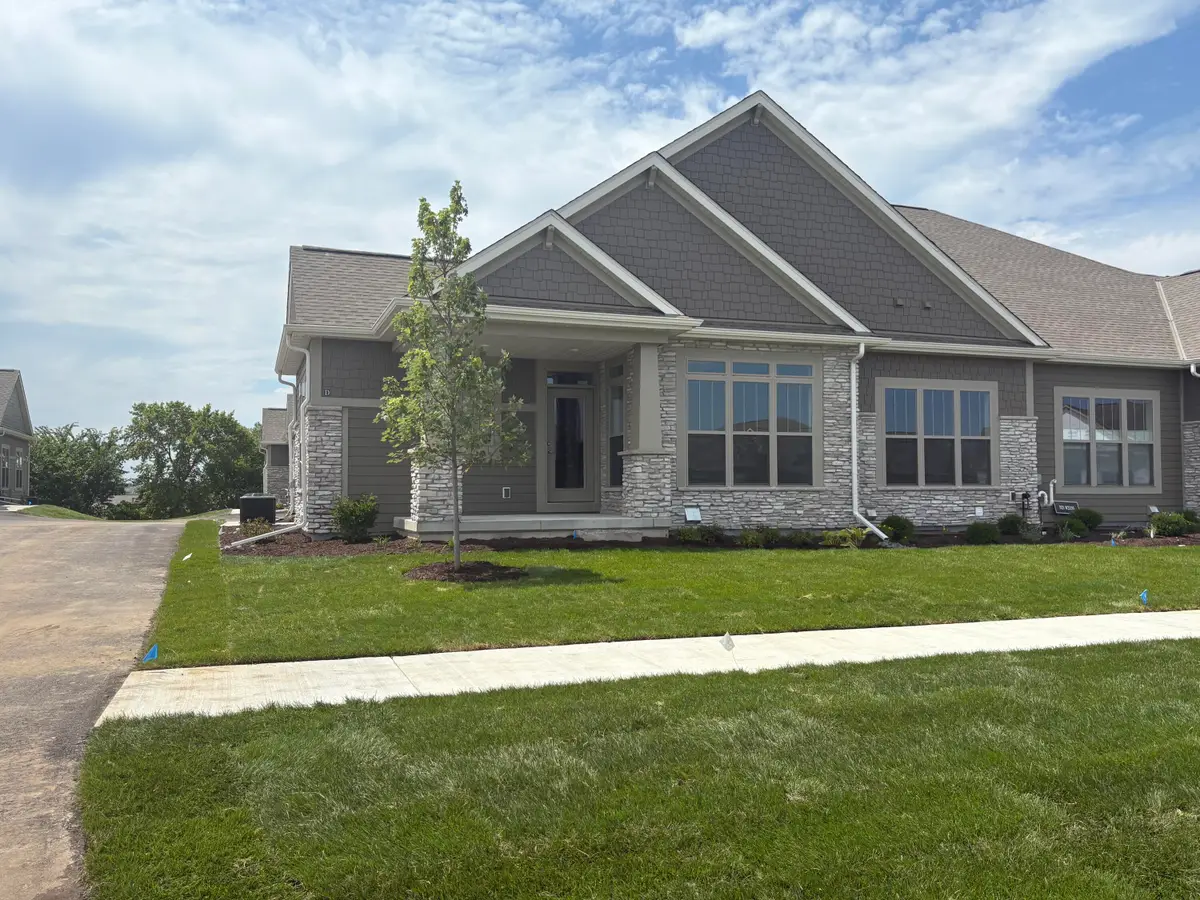 N28W25285 Parkway Ridge Cir, Pewaukee, WI 53072 - Image #1