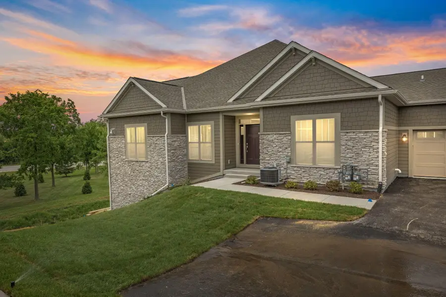 N28W25285 Parkway Ridge Cir, Pewaukee, WI 53072 - Image #2