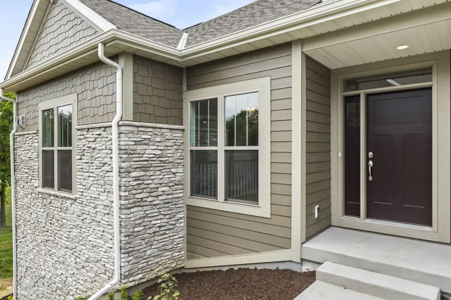 N28W25285 Parkway Ridge Cir, Pewaukee, WI 53072 - Image #3