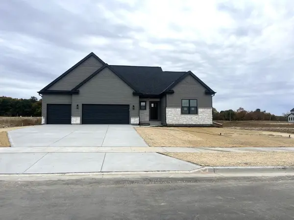 465 Sandstone St, Slinger, WI 53086