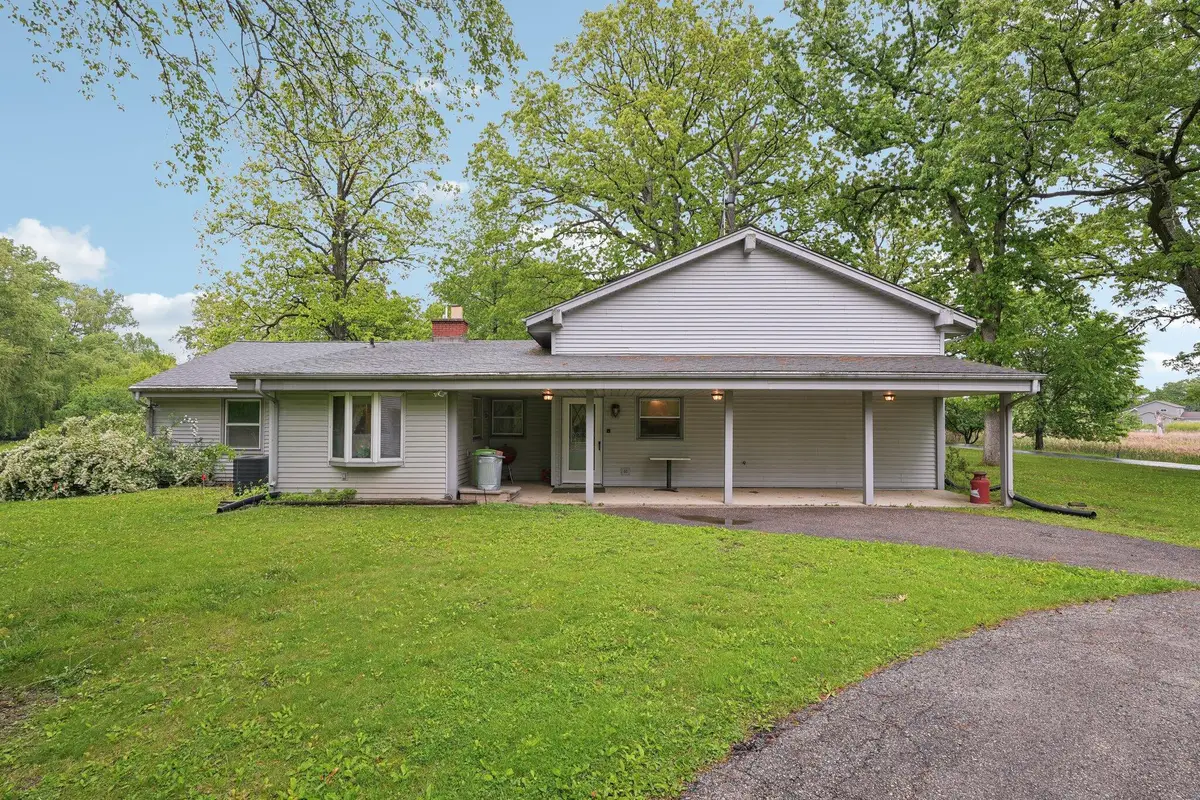 954 N Dousman Rd, Summit, WI 53066 - Image #1