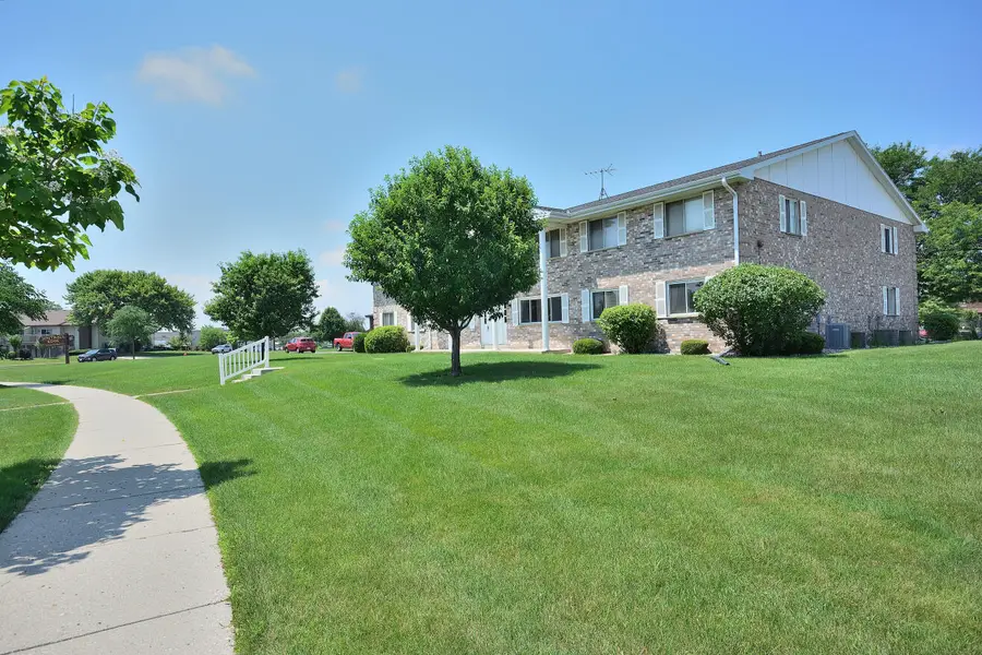 10464 W Whitnall Edge Dr, Franklin, WI 53132 - Image #2