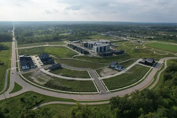 9401 S Lake Vista Pkwy, Oak Creek, WI 53154