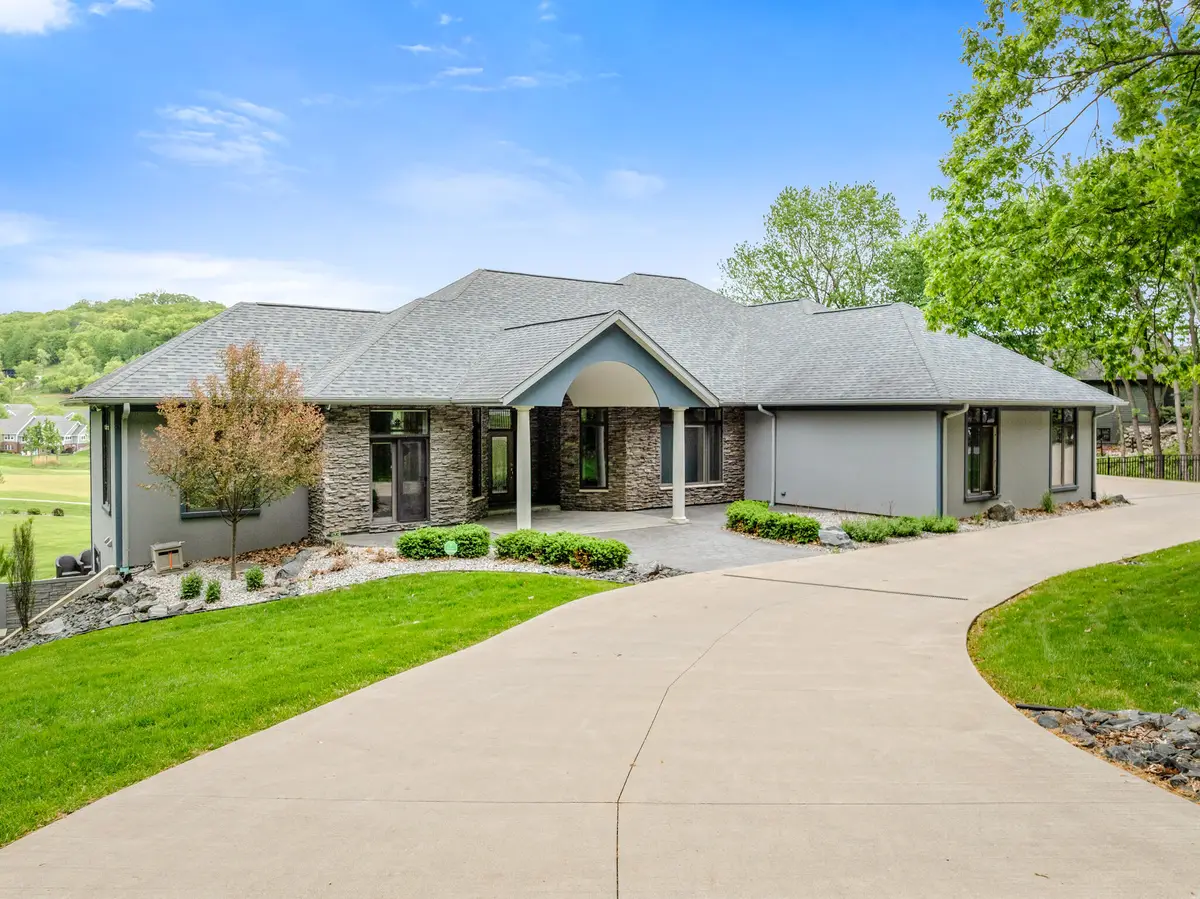 446 Country Club Ln, Onalaska, WI 54650 - #1