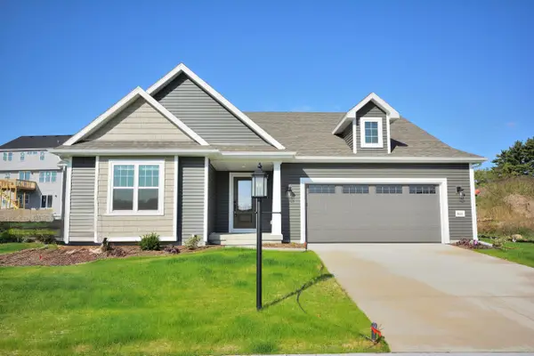 621 Standing Stone Dr, Waukesha, WI 53189