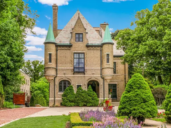 3266 N Lake Dr, Milwaukee, WI 53211