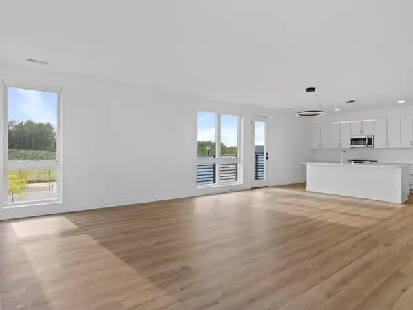 4163 E Hemlock Dr, Oak Creek, WI 53154