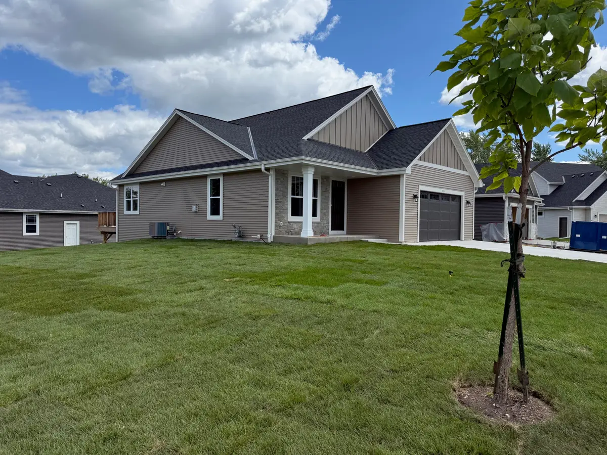 1136 Oxbow Ct, Pewaukee, WI 53072 - Image #1